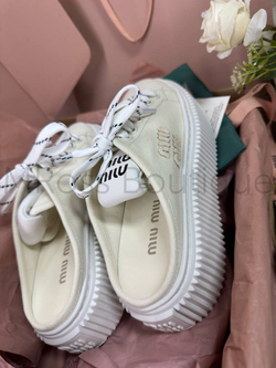 Женские мюли Miu Miu замшевые в бежевом цвете