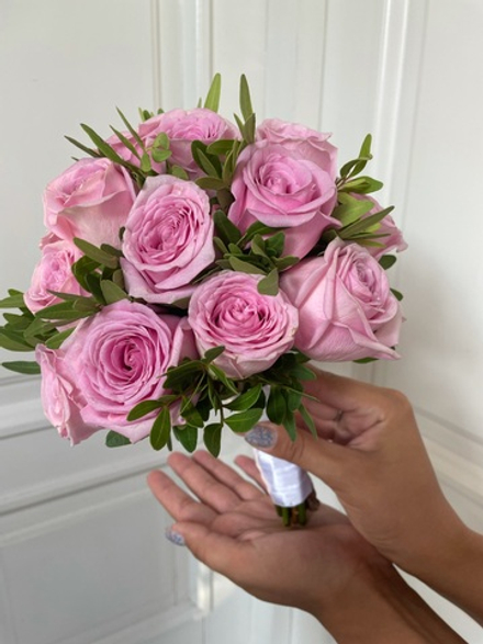 Свадебный букет из одноголовых роз и зелени