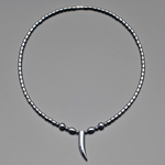 Чокер из гематита с подвеской клык 7176