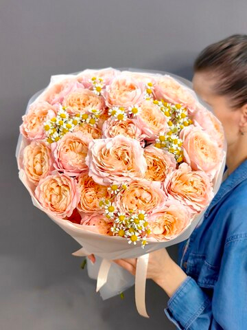 Букет из кустовых пионовидных роз "Julietta" и ромашек