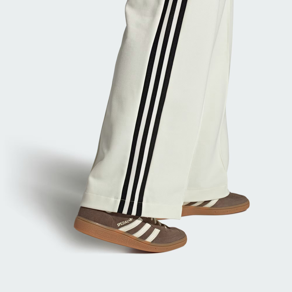 СПЕЦИАЛЬНАЯ СЕРИЯ ДЛЯ ГАНДБОЛА: КРОССОВКИ С РИСУНКОМ «ЖИРАФ» - ADIDAS