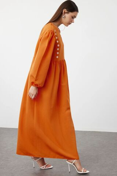 Плиточное платье из тканого льна с V-образным вырезом и деталями TCTSS24EB00139