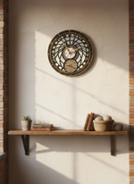 Настенные часы WOODandROOT «Башня Волшебника» с двойным циферблатом, висящие над полкой с книгами и корзинами в светлом интерьере с мягкими тенями.