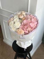 Букет из гортензии, кустовых пионовидных роз, диантусов и хризантемы