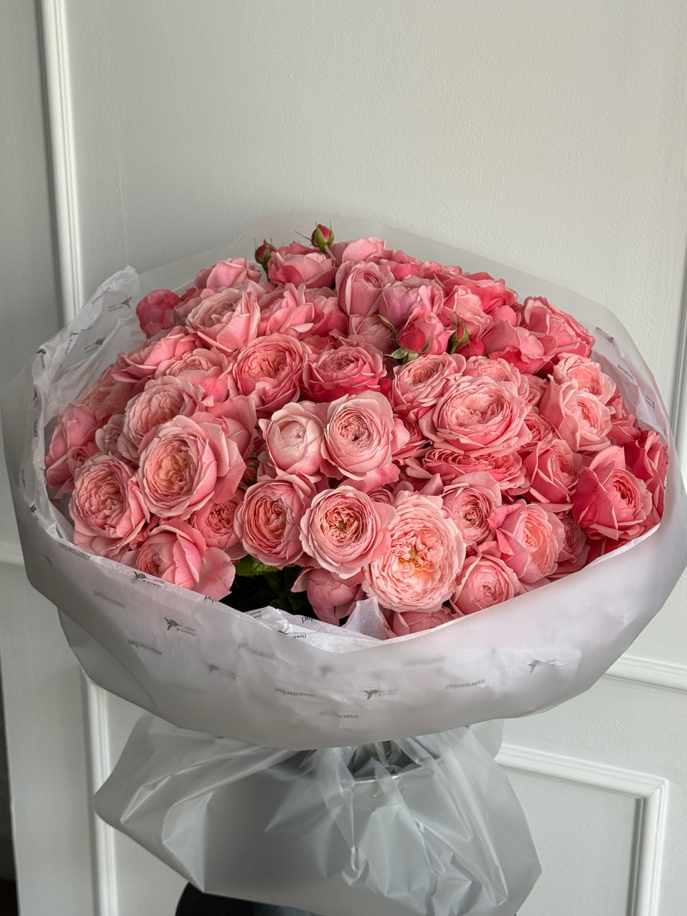 Гранд-букет из розовых, кустовых пионовидных роз