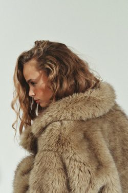 ZARA КОРОТКАЯ ШУБА ИЗ ИСКУССТВЕННОГО МЕХА, СВЕТЛО-БЕЖЕВЫЙ