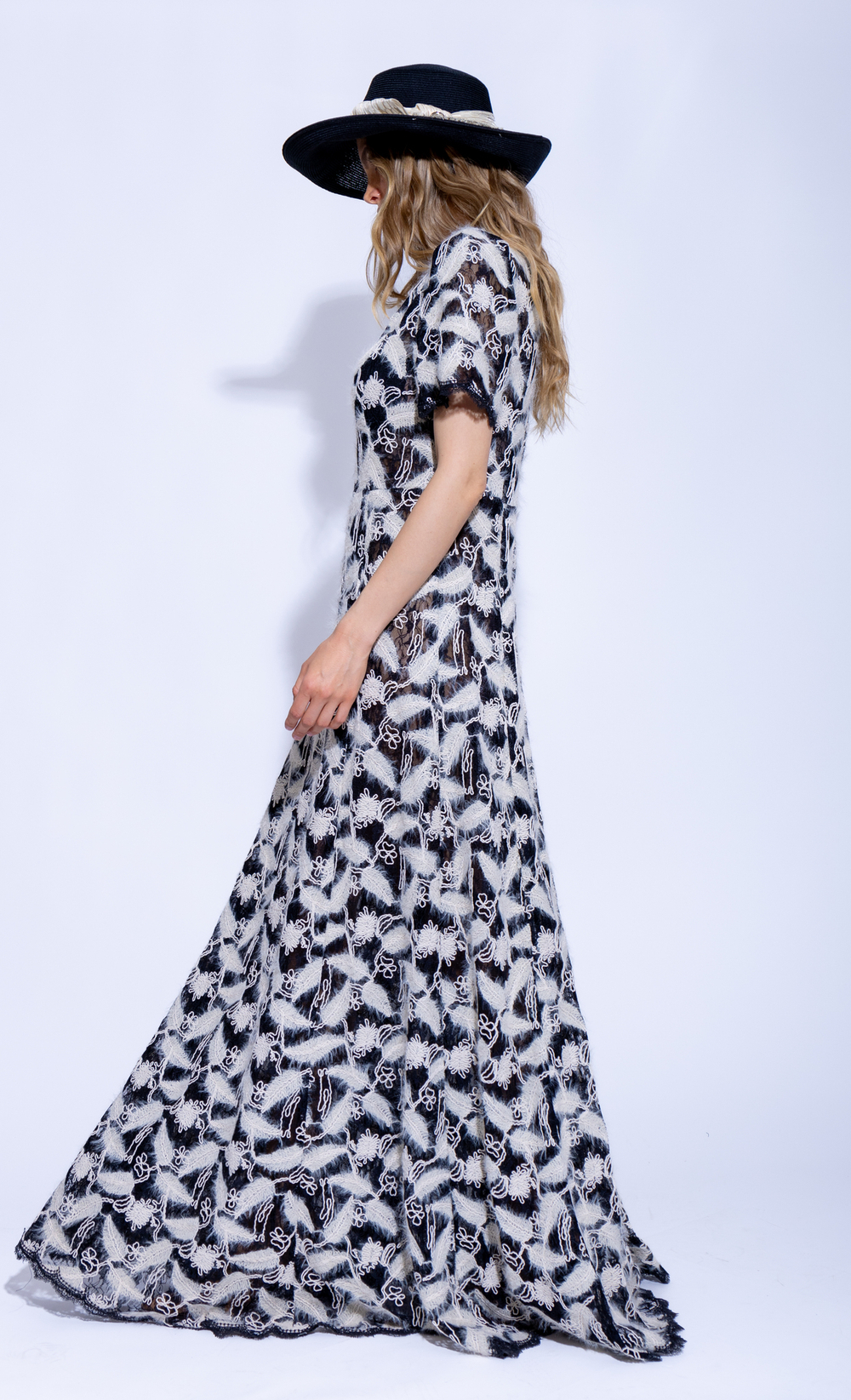 Женское дизайнерское кружевное платье черного цвета с коротким рукавом