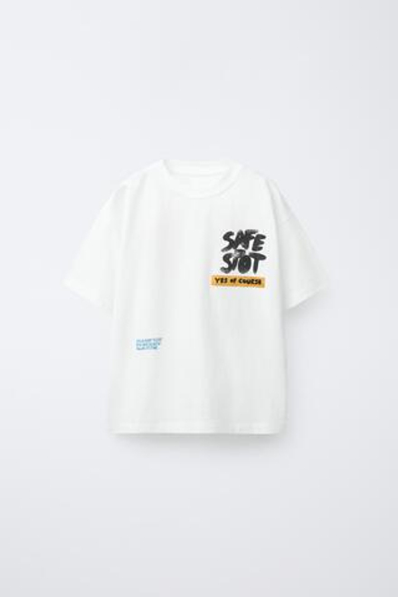 ZARA ФУТБОЛКА С ПРИНТОМ ГРАФФИТИ, ЭКРЮ