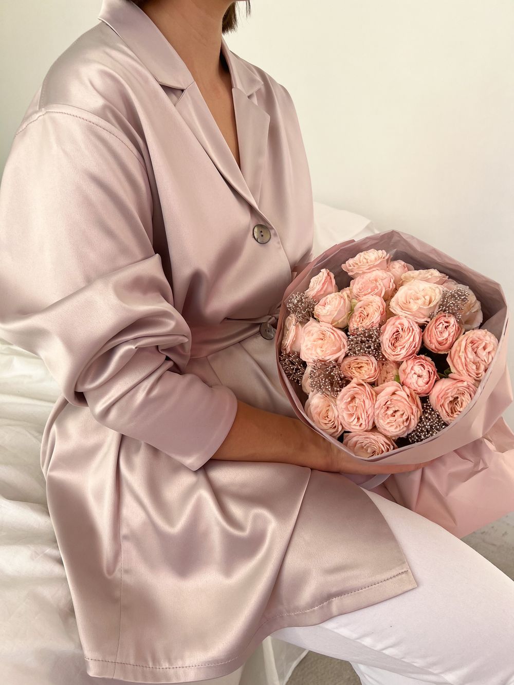 Букет из кустовых пионовидных роз и блестящей скиммии