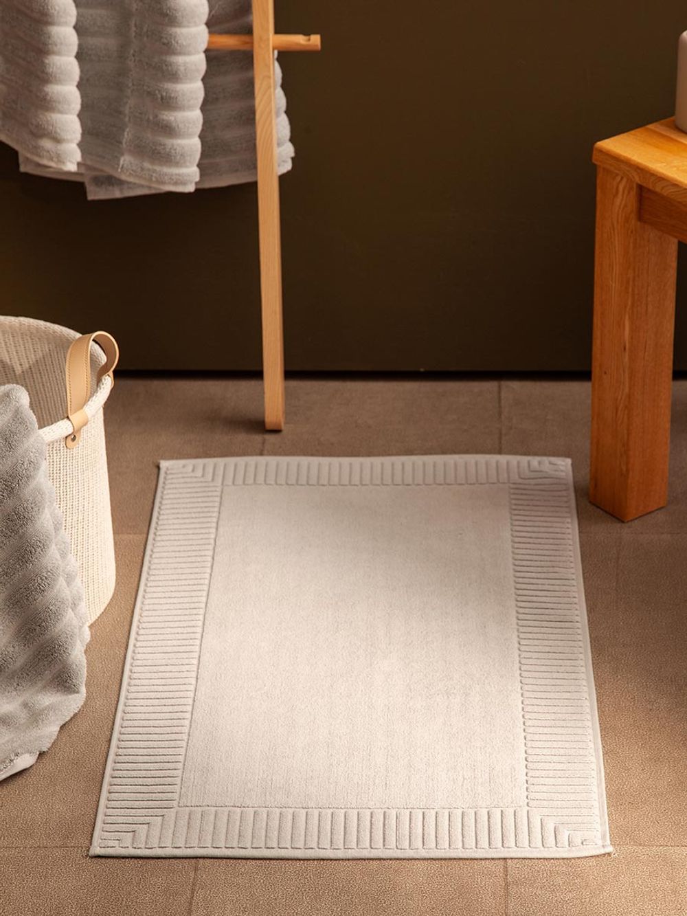 Коврик для ванной с фактурным бортиком кремового цвета из коллекции Essential, 50x80 см