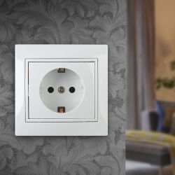 Розетка Intro Plano 1Э-206-01 с заземлением 2P+E Schuko со шторками, 16А-250В, СУ, без лапок, белый | Intro Plano