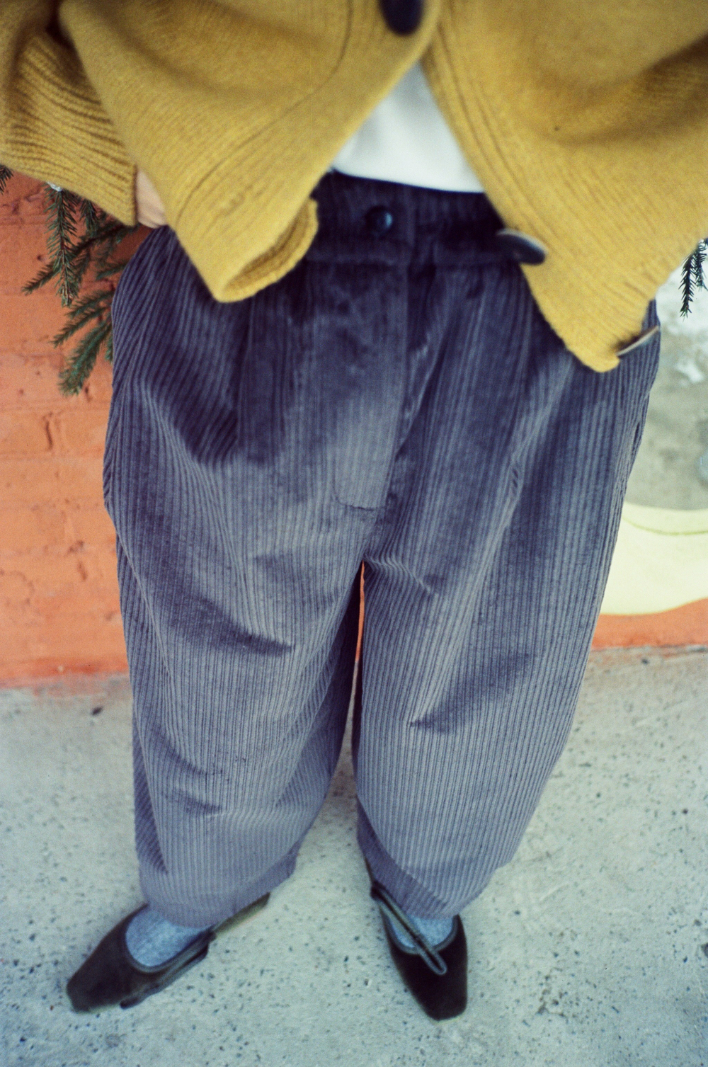 Брюки-бананы из вельвета, графит