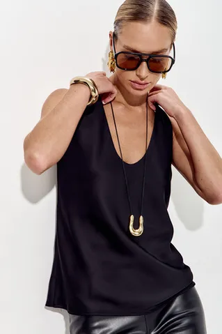 Майка из атласа с глубоким вырезом черного цвета