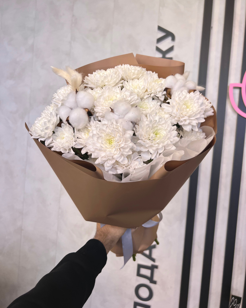 Букет из белой хризантемы, натурального хлопка, лагуруса