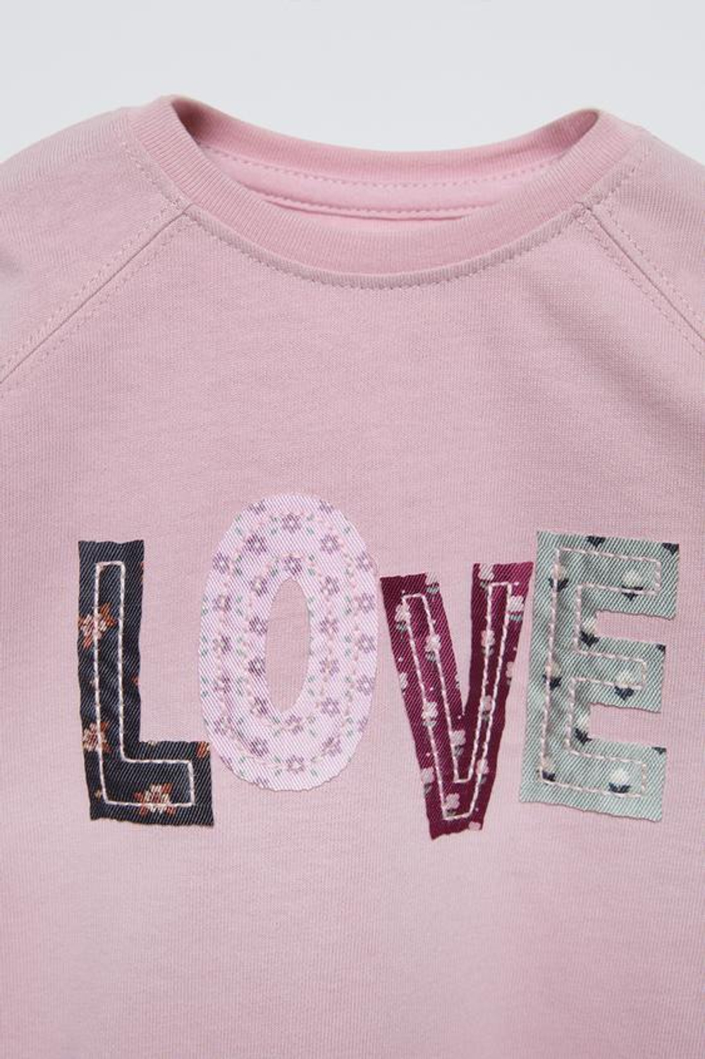 ZARA ФУТБОЛКА В СТИЛЕ ПЭЧВОРК, ЛИЛОВЫЙ