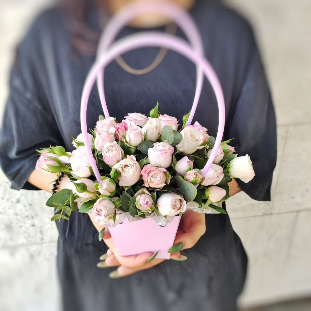 Сумочка с кустовыми пионовидными розами сорта "Angel Bombastic"