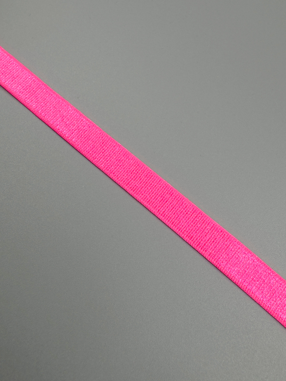 Резинка бретелечная розовая неоновая глянцевая 10 мм