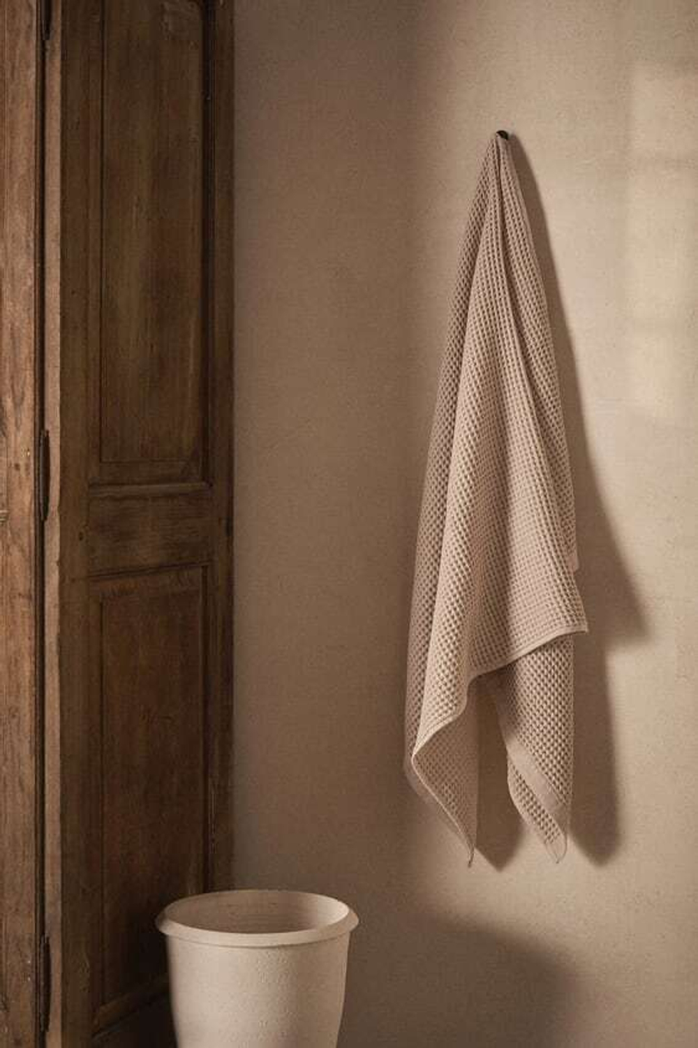 ZARA HOME ВАФЕЛЬНОЕ БАННОЕ ПОЛОТЕНЦЕ, ПЕСОЧНЫЙ