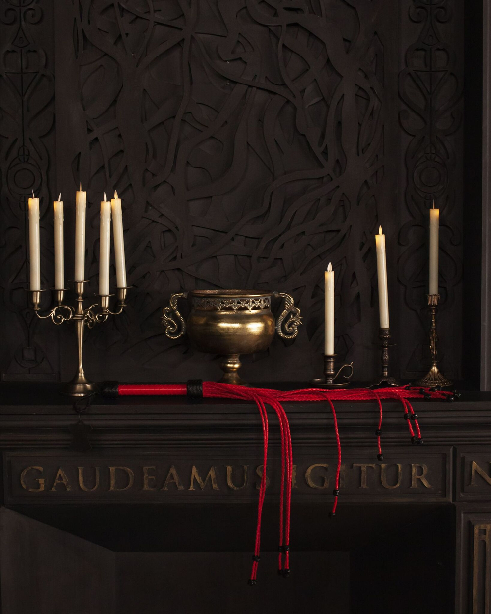 Красно-черный флоггер Scandal из натуральной кожи с бусинами на концах - 80 см. (Цвет: черный)