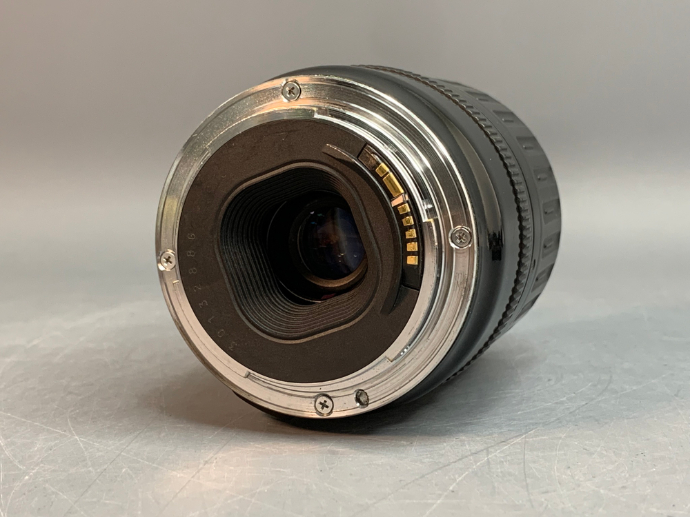 Canon EF 28-135mm 3.5-5.6 IS плохо работает кольцо зума, микроцарапины, внутри пыль