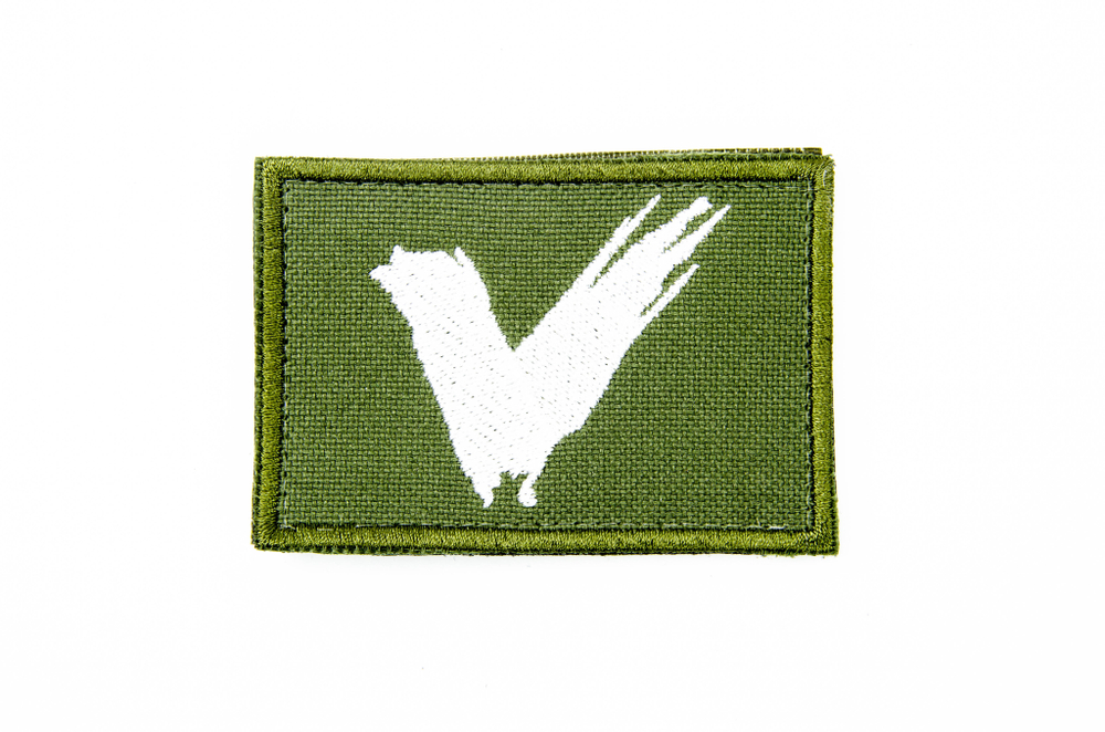Шеврон V вышивка 5х8 см. Олива с белым