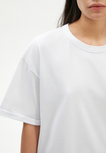 Свободная белая футболка