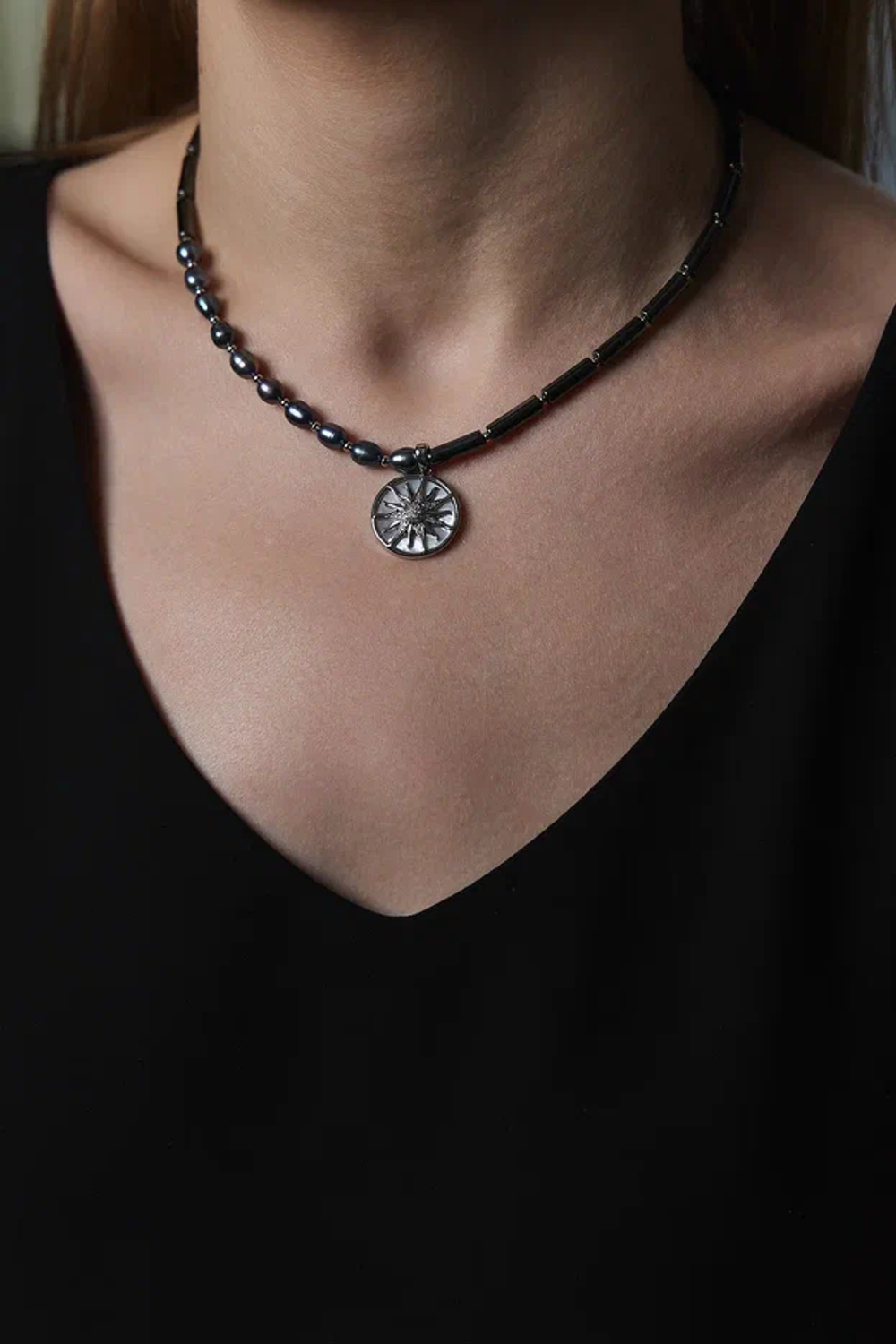 Колье из гематита и "бензинового" жемчуга с кулоном из перламутра и цирконов с солнцем, серебро