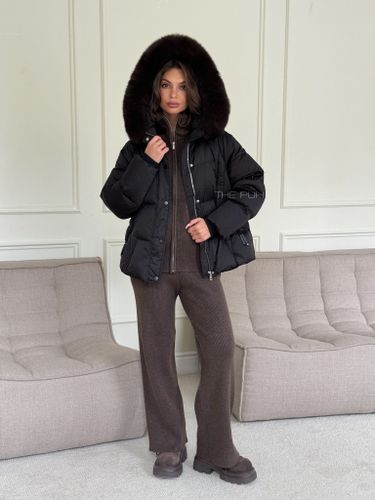 Короткий черный пуховик с мехом лисы