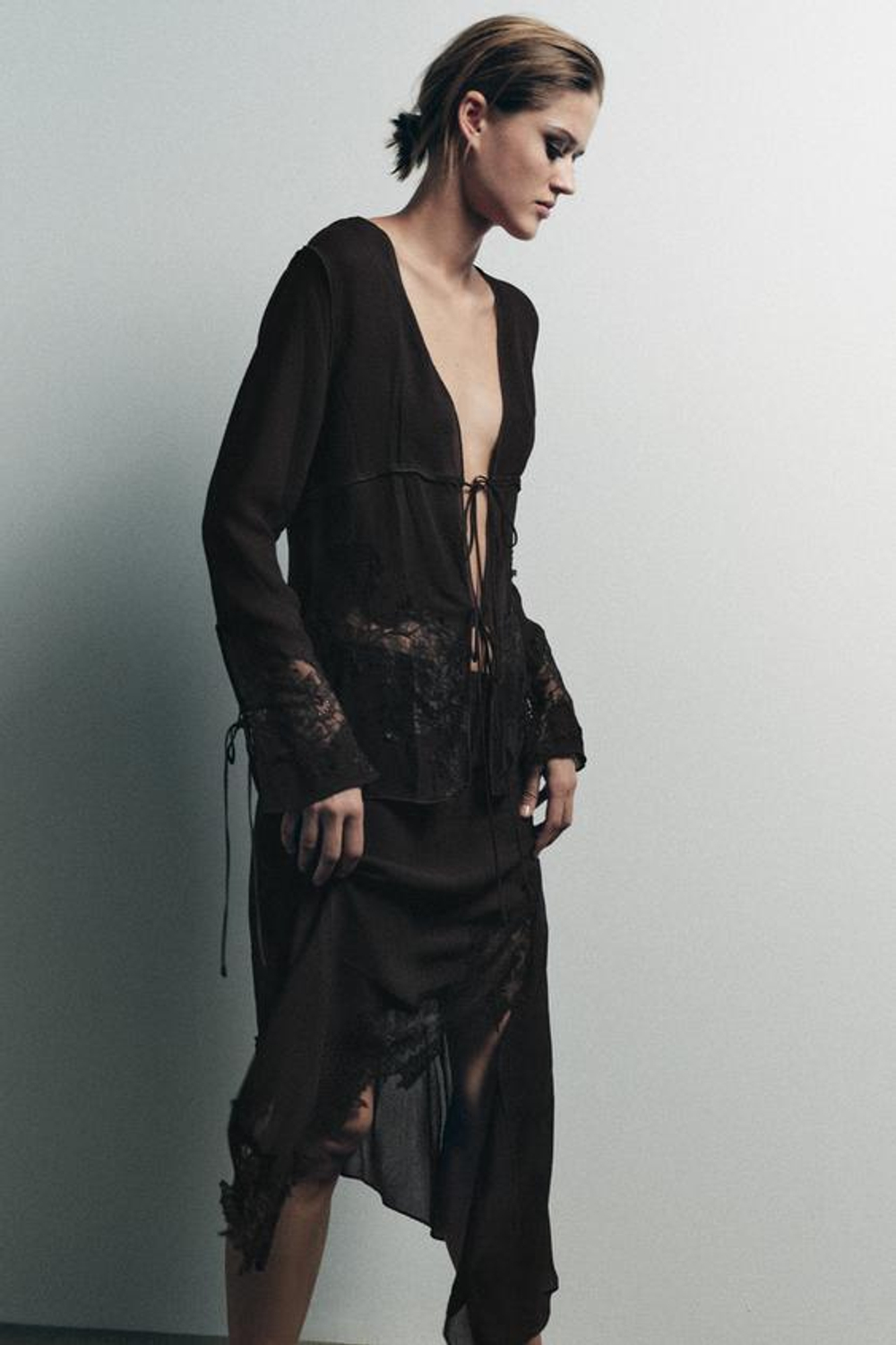 ZARA ЮБКА ИЗ ЖОРЖЕТА С АСИММЕТРИЧНЫМ КРУЖЕВОМ, ТЕМНО-КОРИЧНЕВЫЙ