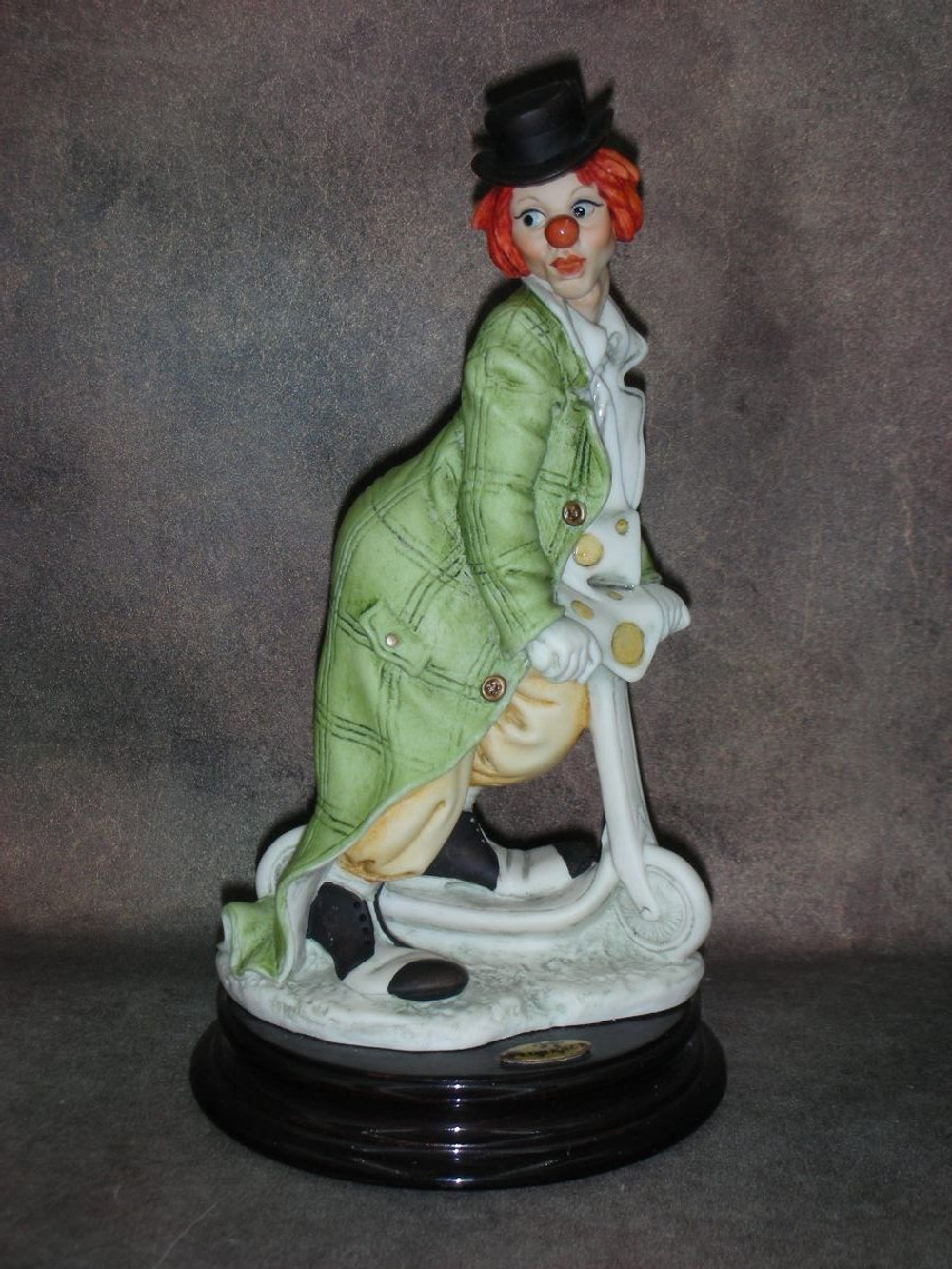 Статуэтка. Фарфор. Клоун на самокате. Capodimonte. Италия