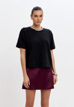 Футболка с кристаллами на воротнике