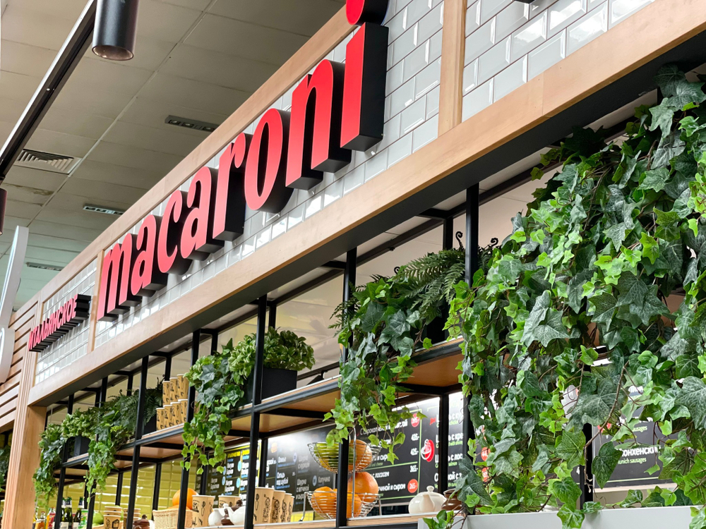 Озеленение искусственными растениями ресторана в аэропорту Краснодара