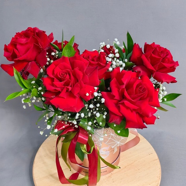 Шляпная коробка с 7 французскими розами сорта "Эксплорер"