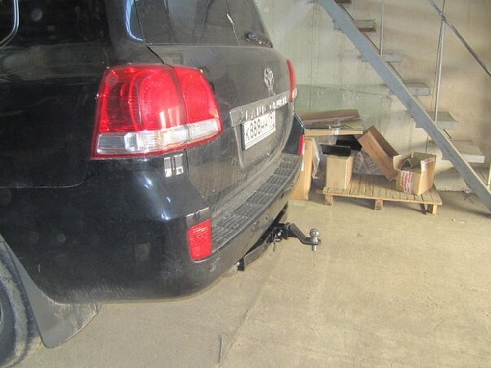 Фаркоп под квадрат для Toyota Land Cruser 200, Lexus LX, 2008-2021, Бизон.FA 0859-E
