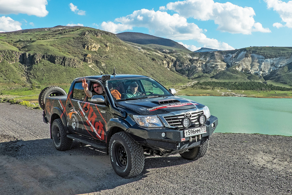 Передний силовой бампер РИФ для Toyota HILUX VII с 2011- (2ой рестайлинг) с доп. фарами и защитой бачка омывателя.