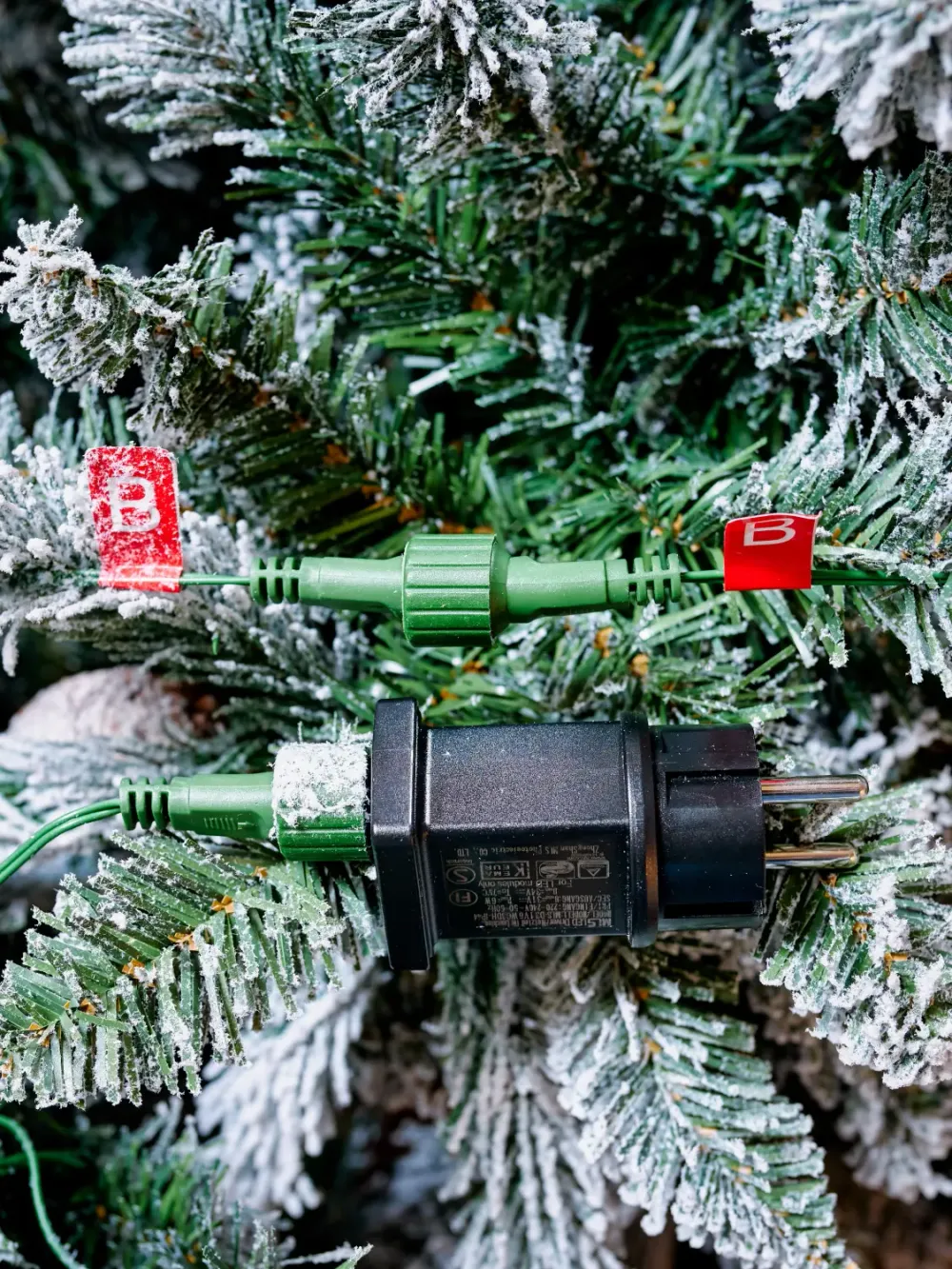 Заснеженная елка с гирляндой встроенной «ile Grande» (Литая+пвх) 210 см / 2,1 м