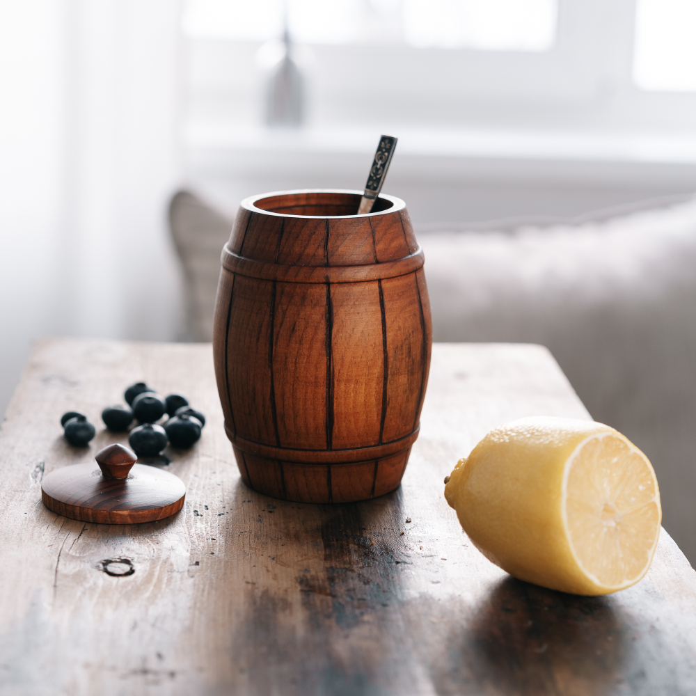 Бочонок для меда, соли, специй, пряностей из цельного куска древесины кедра.  K60