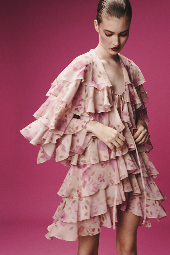 Платье мини из шифона с принтом и воланами