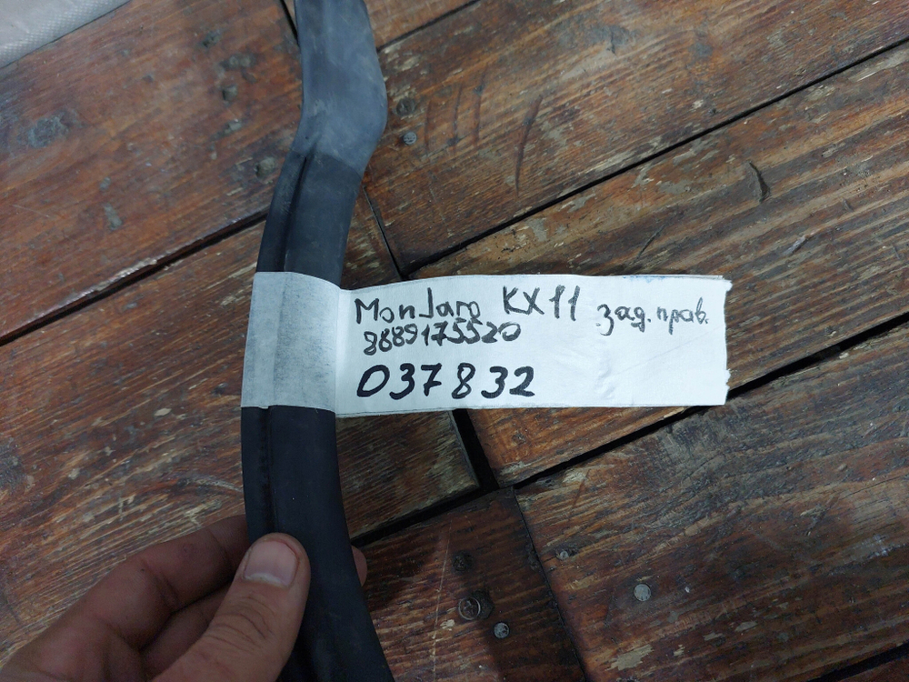 Уплотнитель двери задний правый Geely Monjaro 21-нв Б/У Оригинал 8889175520