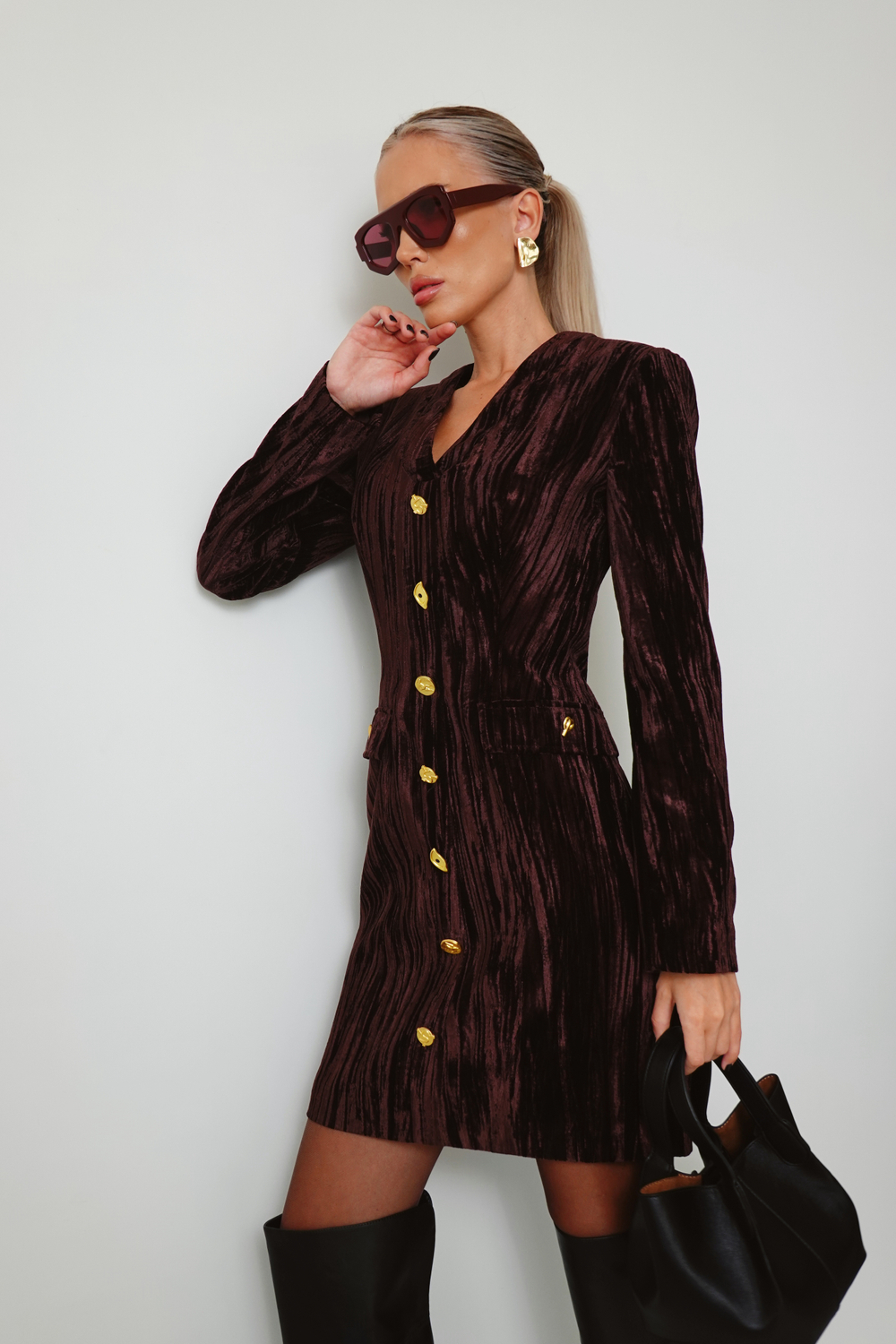 Платье из велюра с акцентными пуговицами