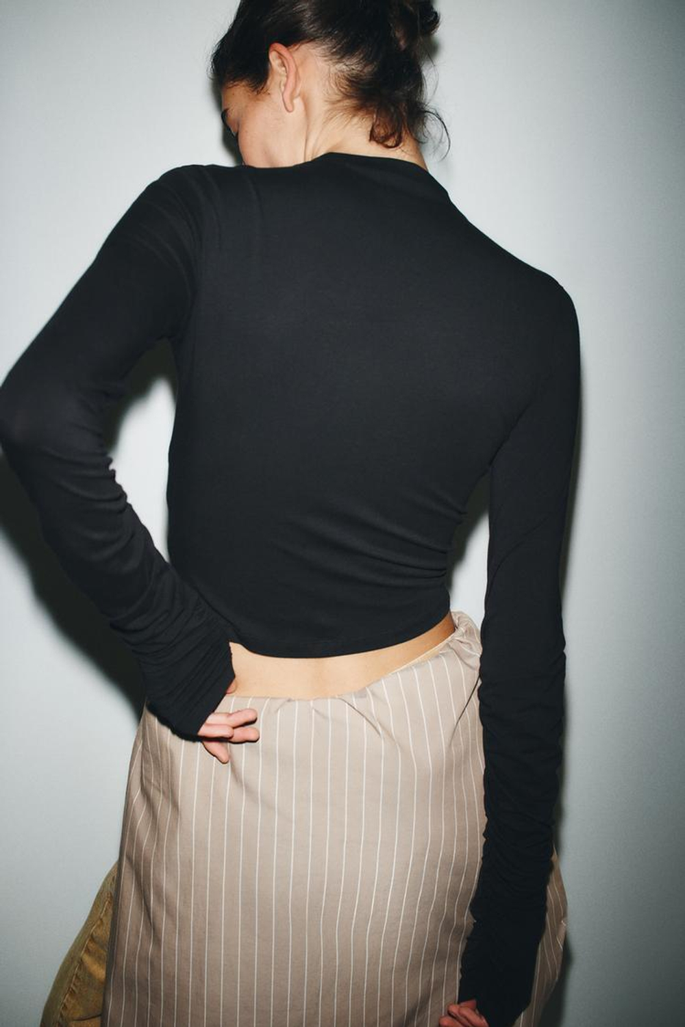 ZARA ФУТБОЛКА ИЗ ХЛОПКА И МОДАЛА СО СБОРКАМИ, ЧЕРНЫЙ