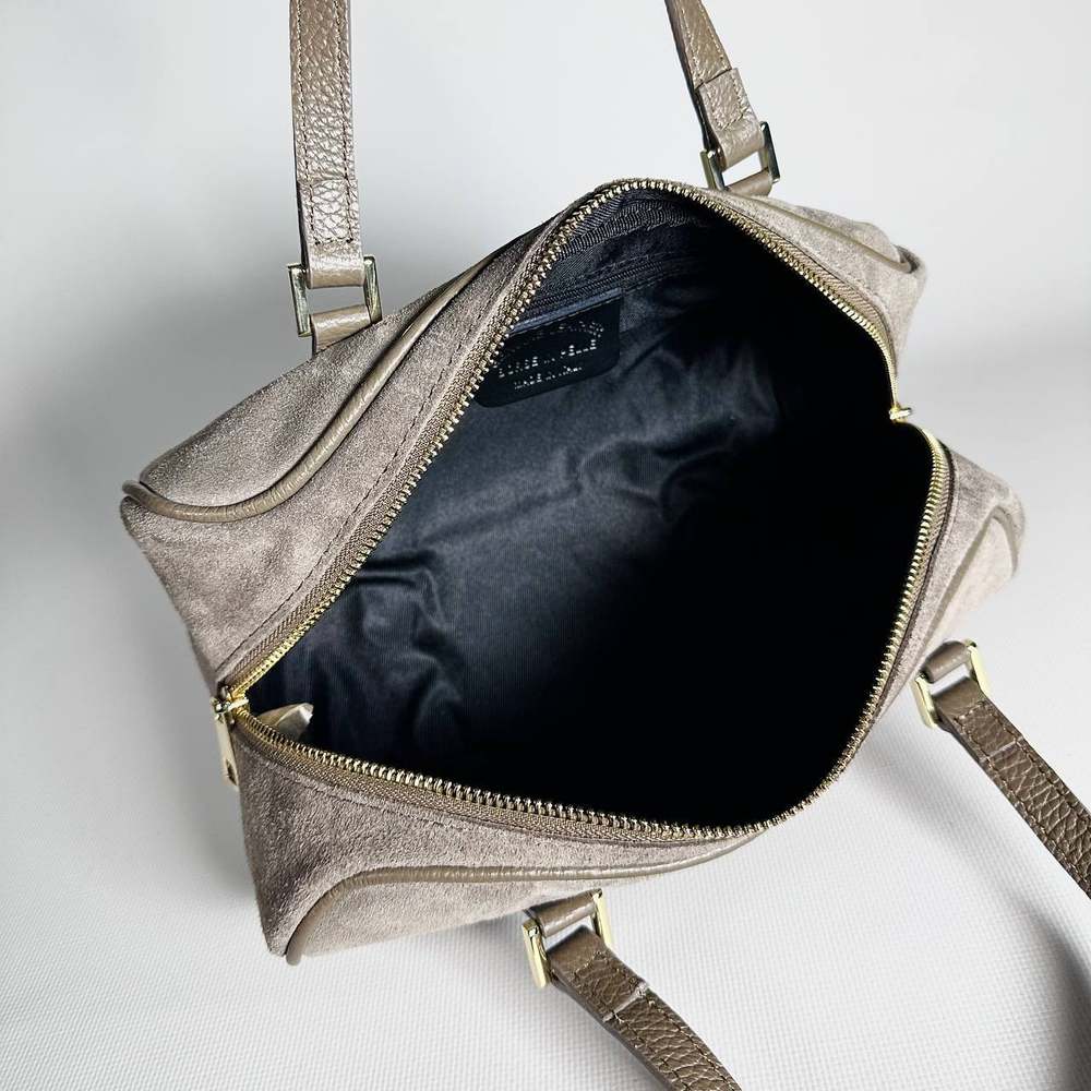 Женская замшевая сумка-бочонок бежевого цвета