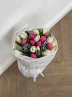 Букет из 21 тюльпана белого, розового цвета и незабудок