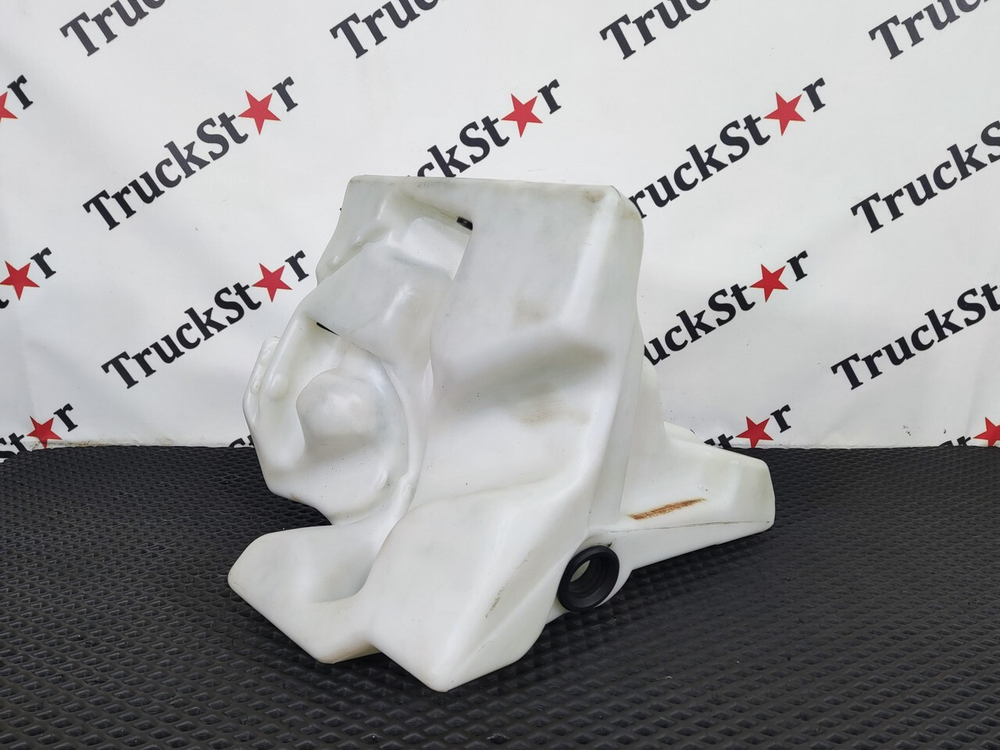 Бачок омывателя лобового стекла 2018г.