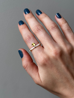 кольцо из белого перламутра с мятым листом