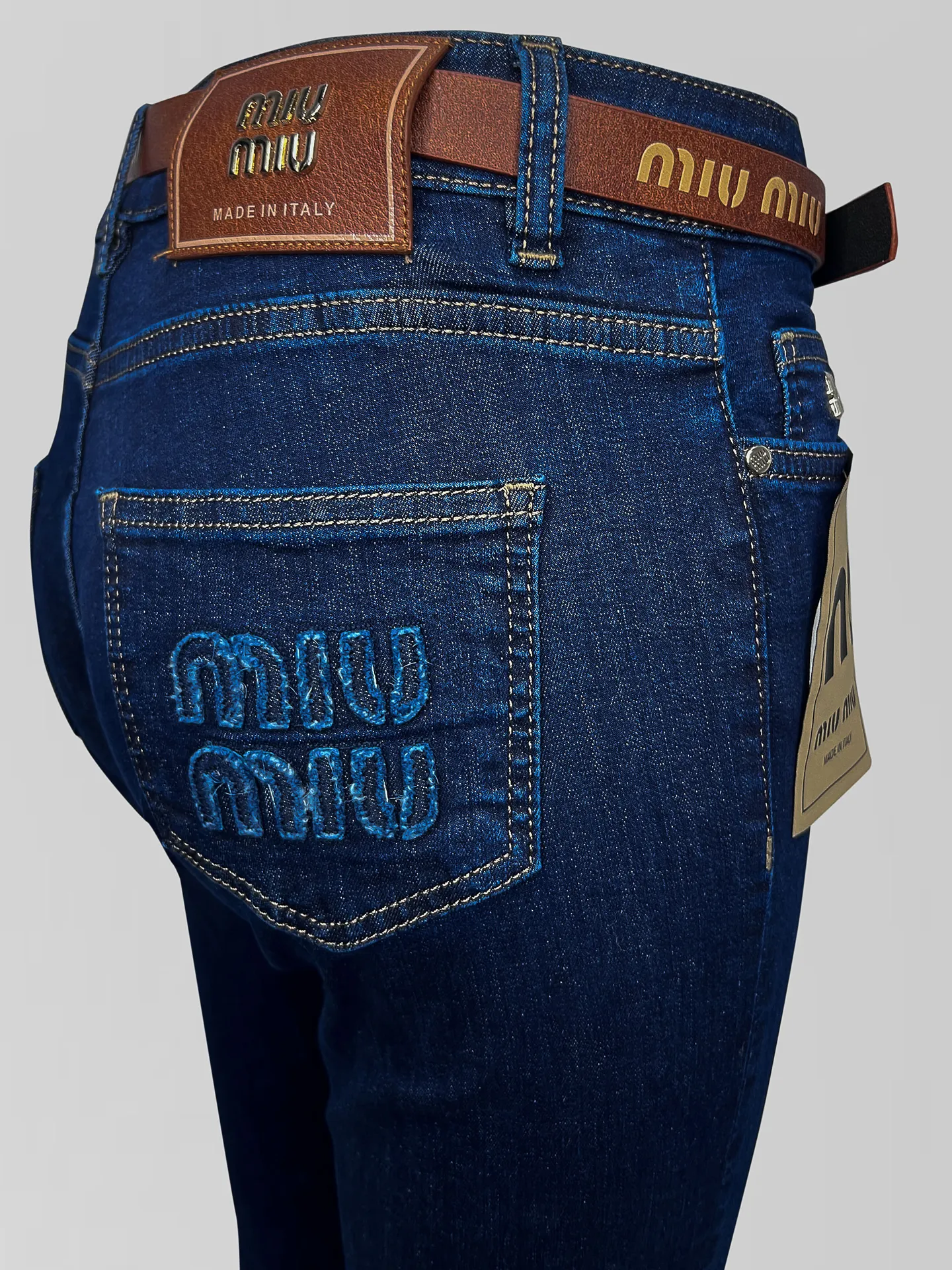 Джинсы 27 клеш с нашивкой сзади и ремнем в комплекте