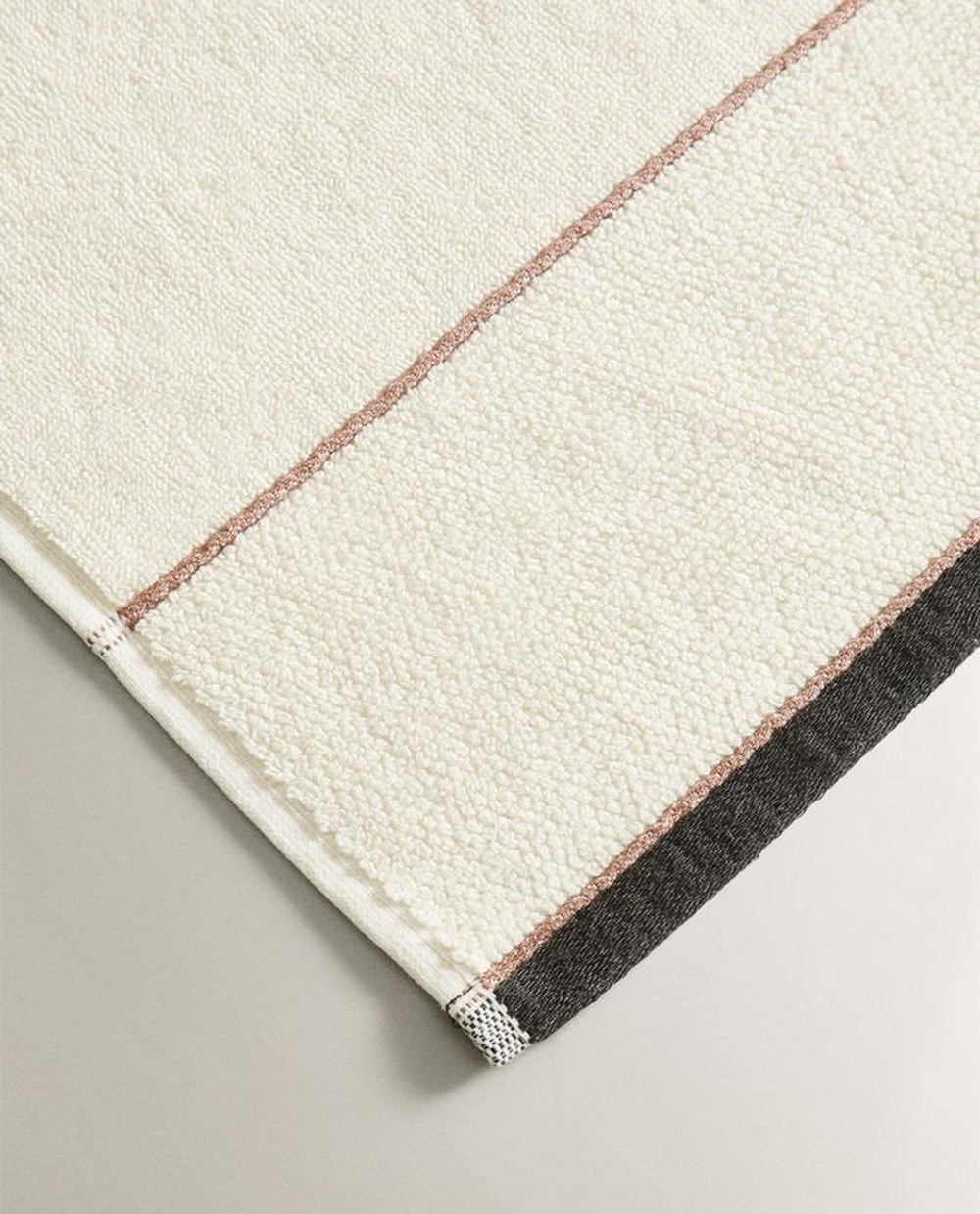 ZARA HOME ПОЛОТЕНЦЕ С КОНТРАСТНОЙ КАЙМОЙ, ЦВЕТ СЛОНОВОЙ КОСТИ
