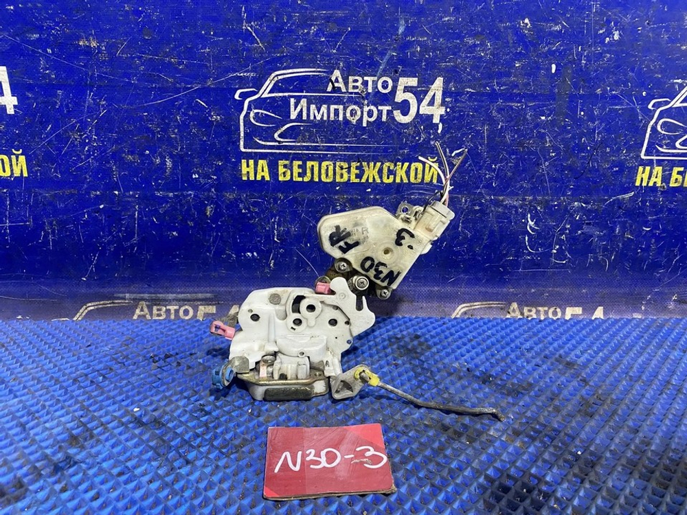 Замок двери передней правой NISSAN R'NESSA 2000