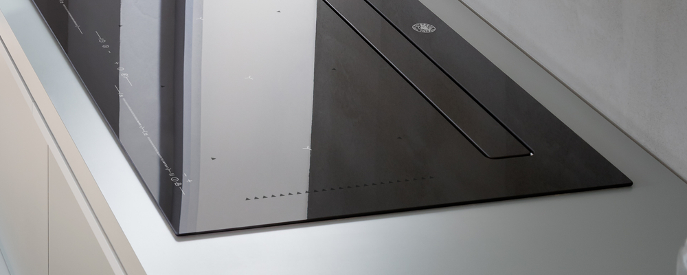 Встраиваемая индукционная варочная панель Bertazzoni со встроенной вытяжкой, 90 см Черный