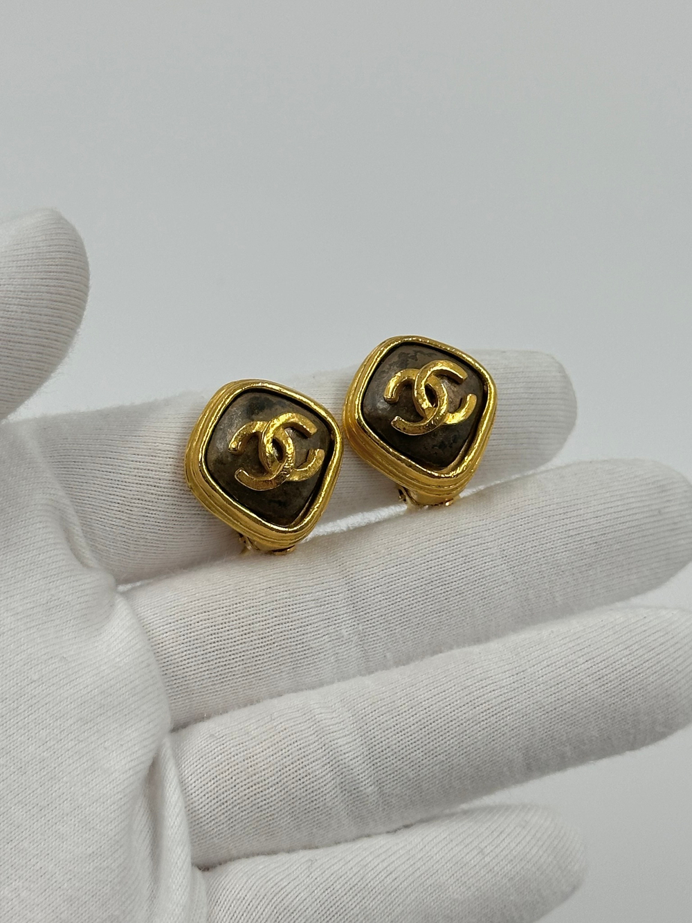 Клипсы с коричневыми вставками Chanel
